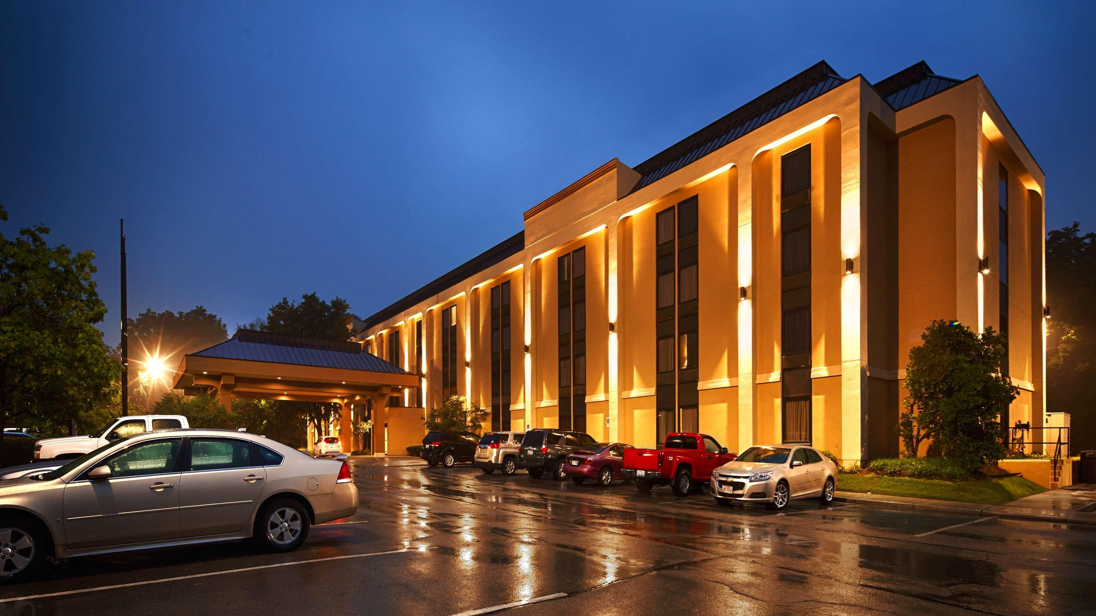 Days Inn By Wyndham Englewood Dayton Airport Exterior photo