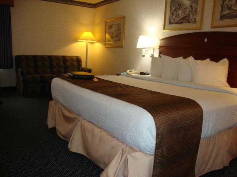 Days Inn By Wyndham Englewood Dayton Airport Room photo