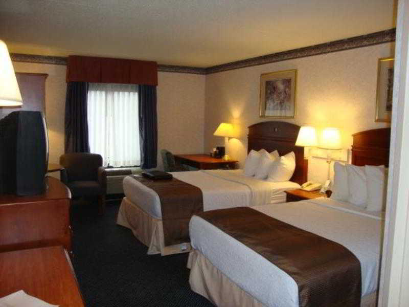 Days Inn By Wyndham Englewood Dayton Airport Room photo