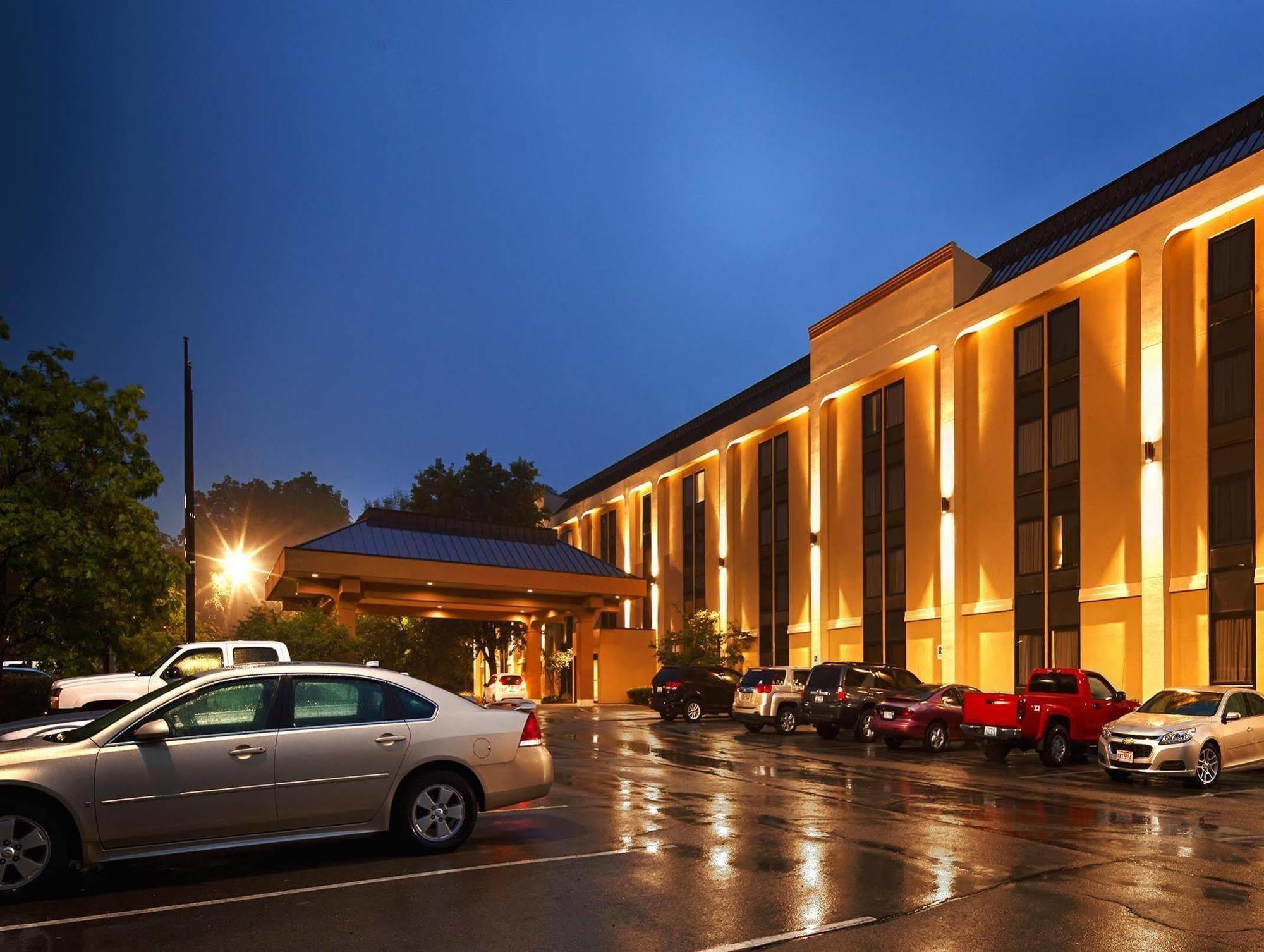 Days Inn By Wyndham Englewood Dayton Airport Exterior photo